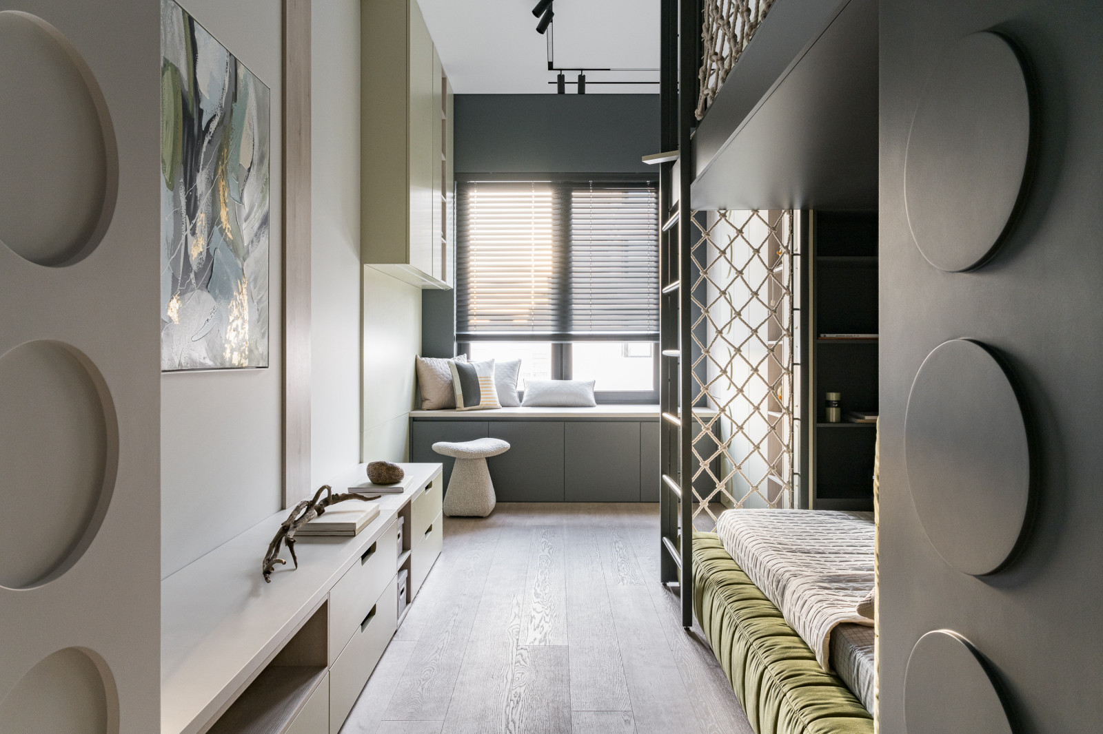 Квартира для активной семьи в минималистичном стиле