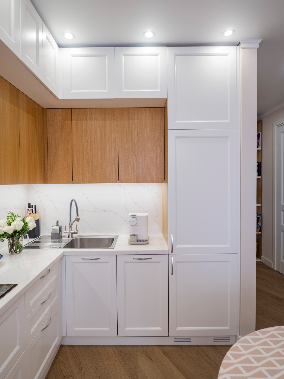 Уютная белая неоклассическая кухня с элементами под дерево