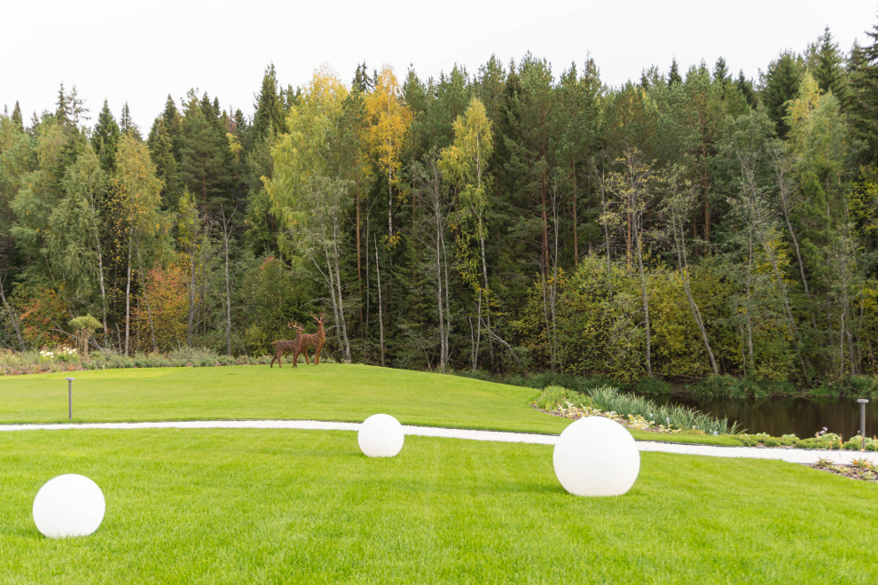 На берегу очень тихой реки