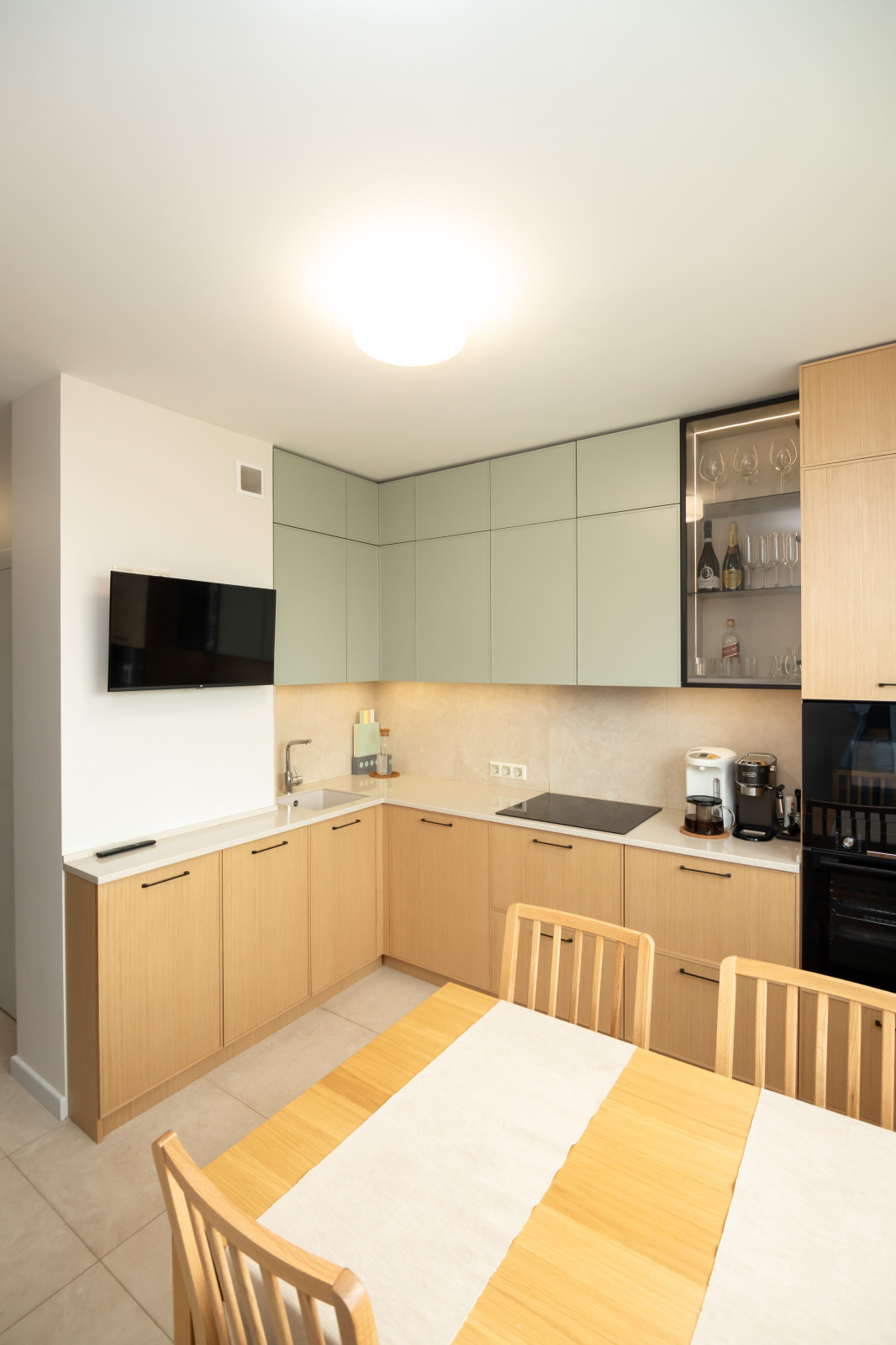 Неоклассическая кухня в трендовых цветах этого года