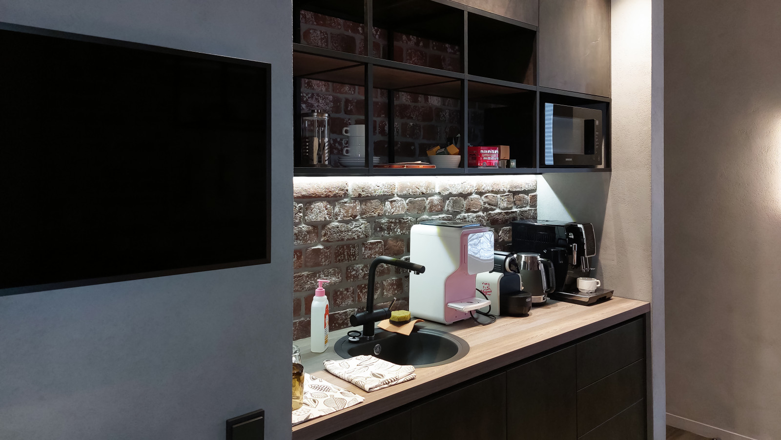 Лофт в квартире фотографа: кухня и холл, 103 кв. м.