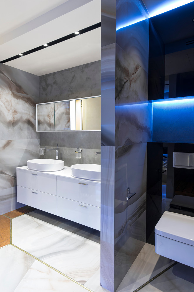 Ванная из оникса, снятая тремя разными сценариями освещения. ЖК "Алые Паруса".