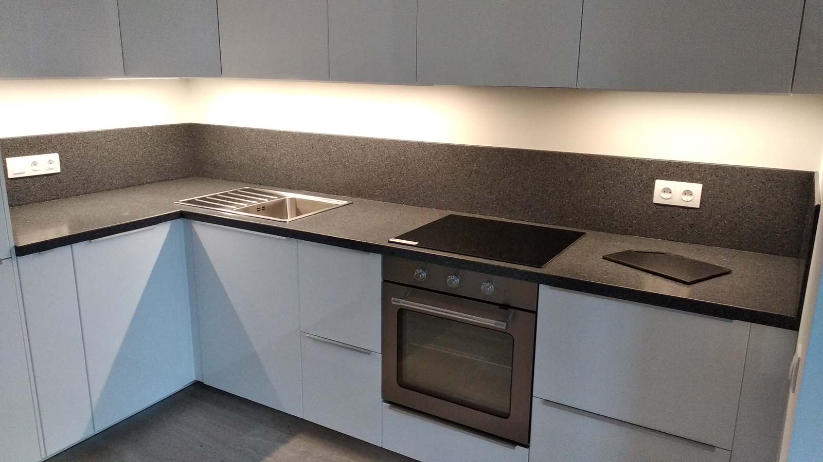 Столешница из искусственного камня черного цвета