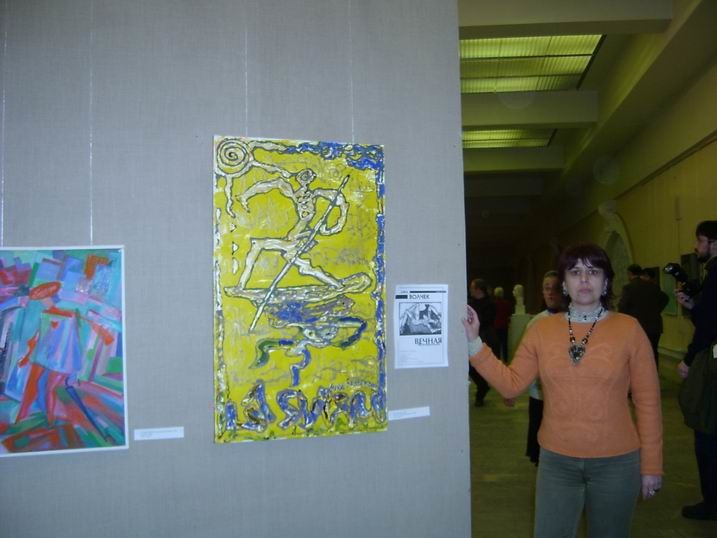 На фоне картин Лики Волчек