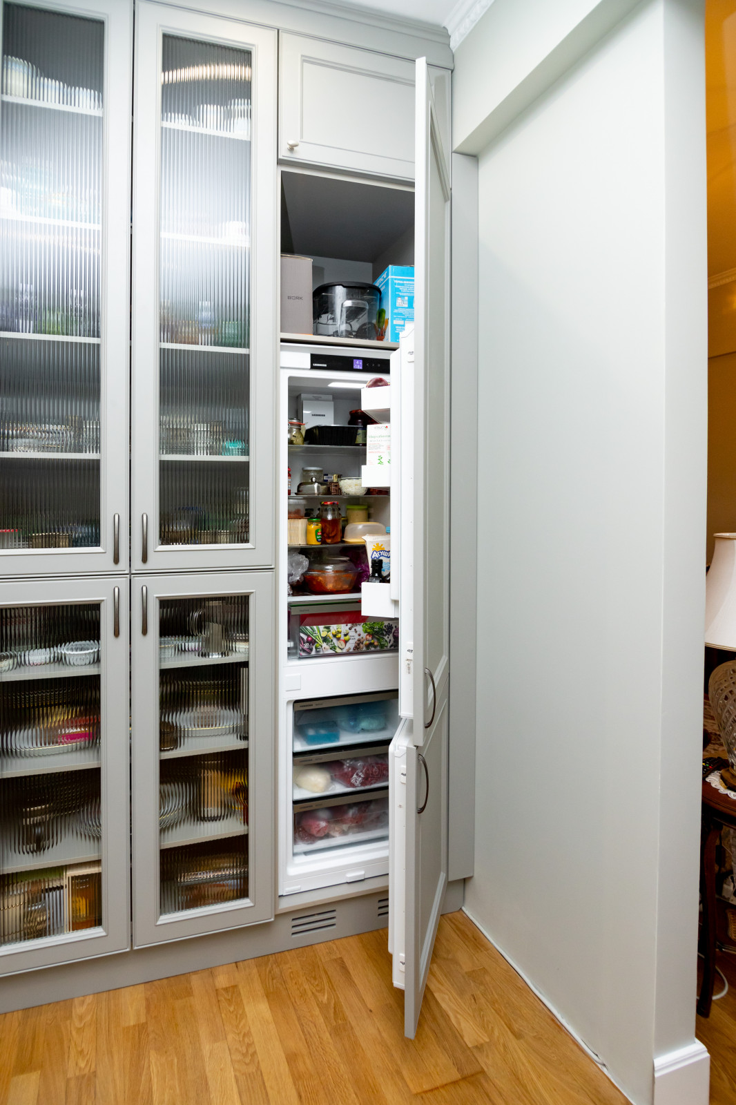 Светло-серая кухня в классическом стиле