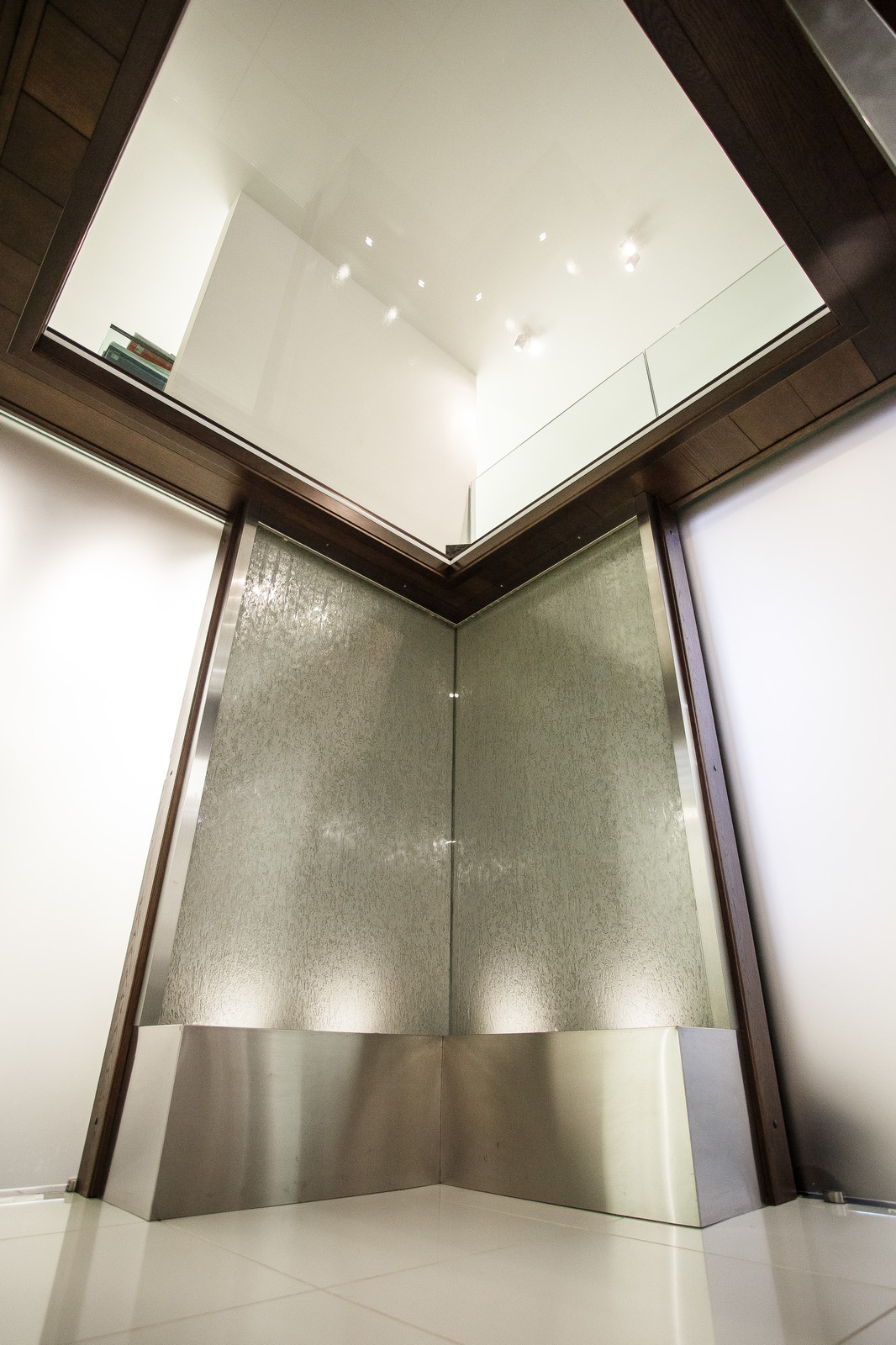 Офис со стеклянной лестницей