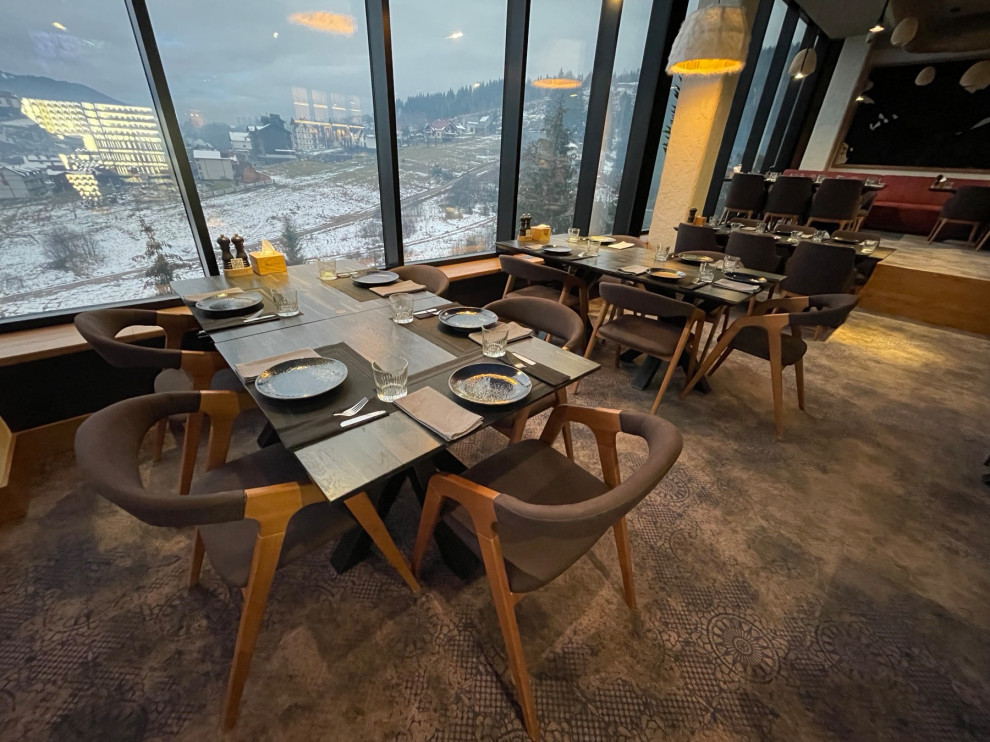Обложка проекта: Cozy modern restaurant in the mountains