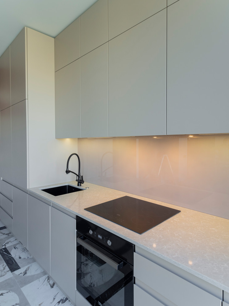 Большая стильная кухня в неоклассическом стиле в светлых тонах