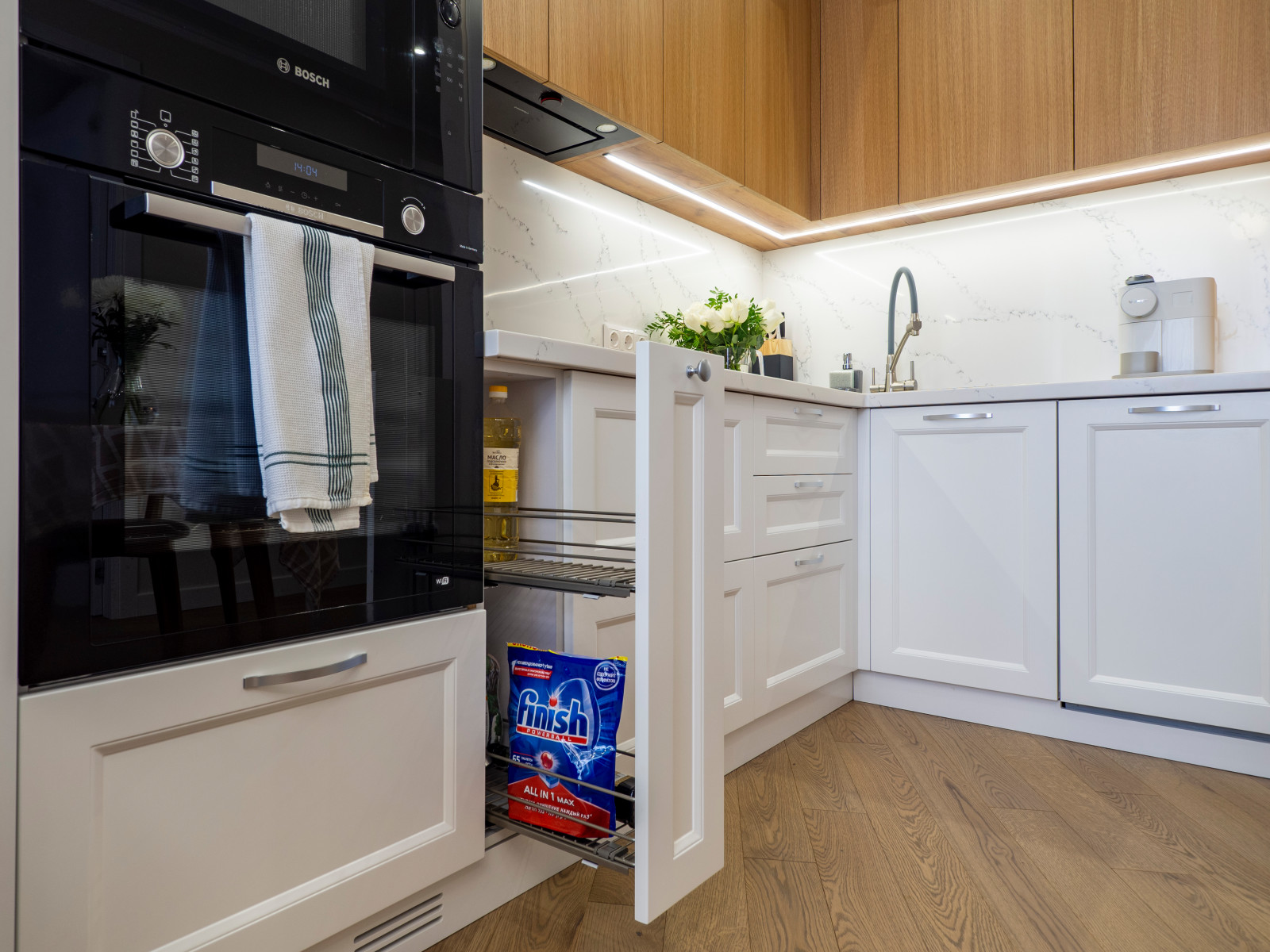 Уютная белая неоклассическая кухня с элементами под дерево