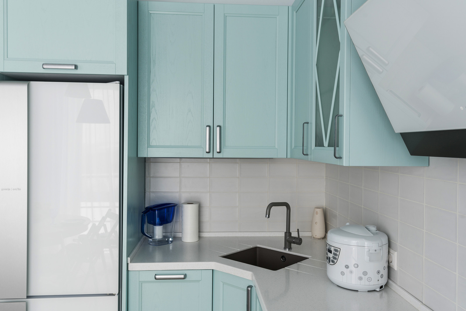 Мятная кухня с рамочными фасадами