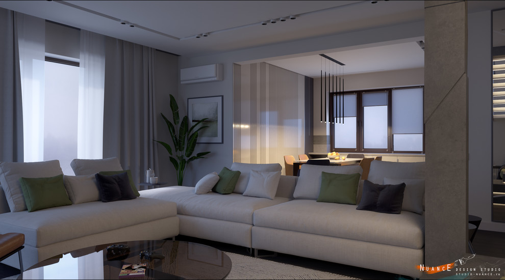 Объединенная гостиная-кухня с современной лестницей на 1 косоуре в загородном до