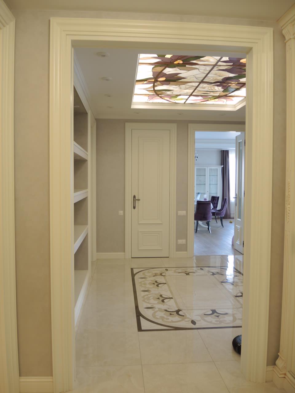 Готовый интерьер прихожей в квартире на Мытной после ремонта