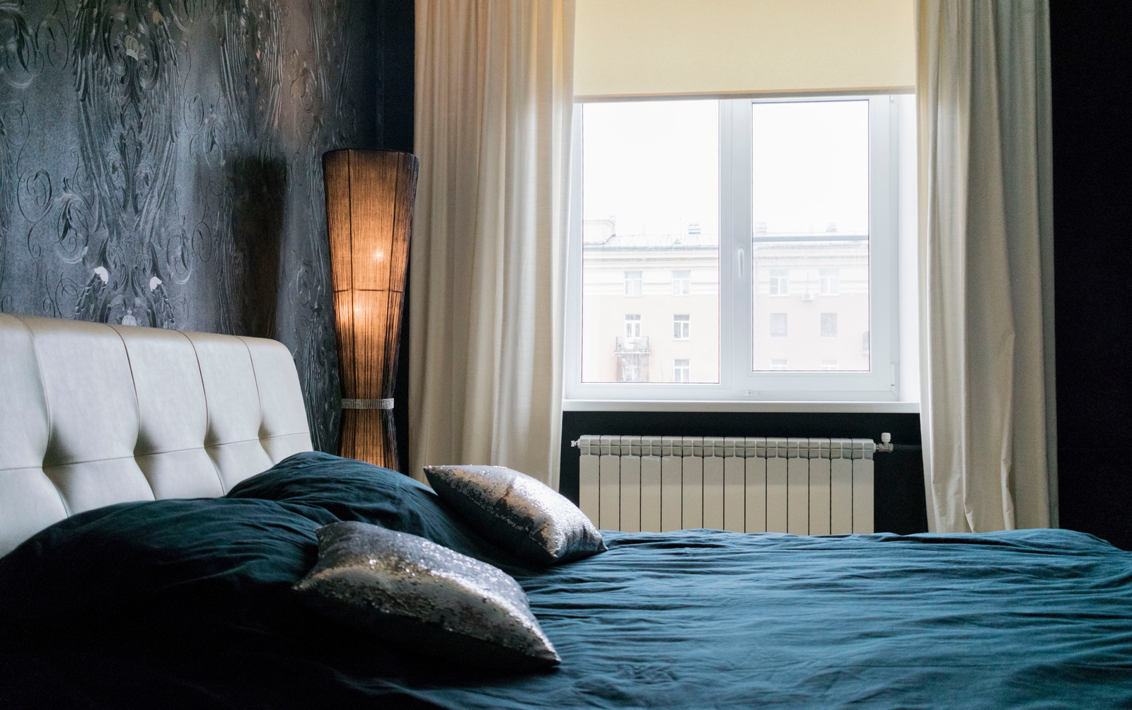 Бархатные шторы в спальне.