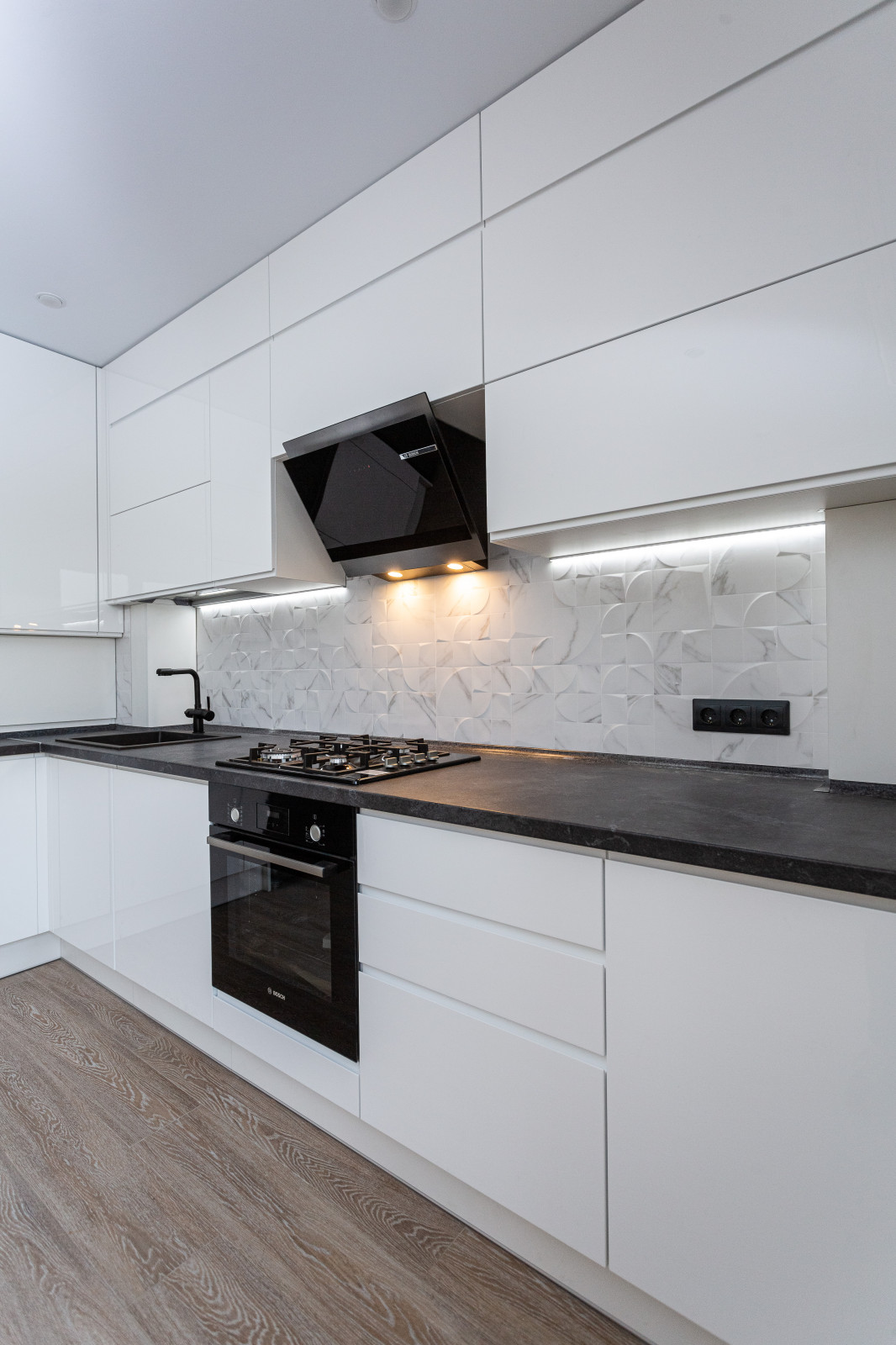 Черно-белая глянцевая кухня в современном стиле