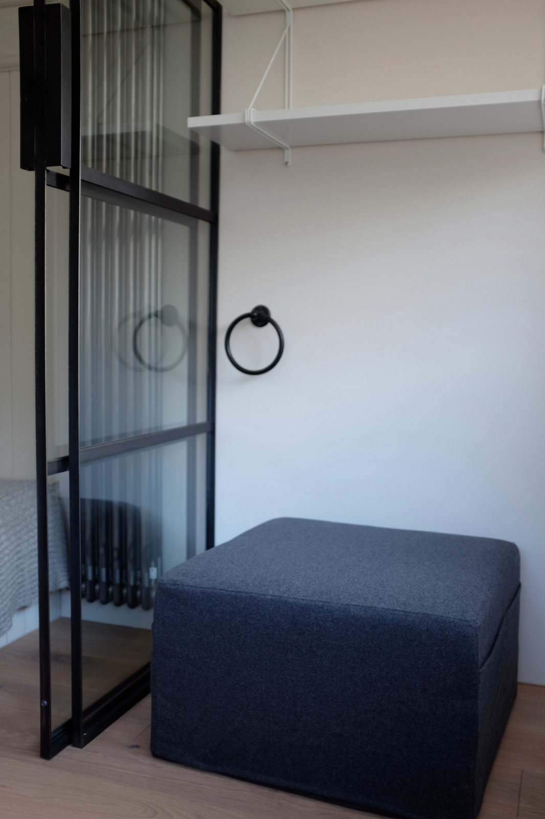 Перегородки из чёрного металла и стекла