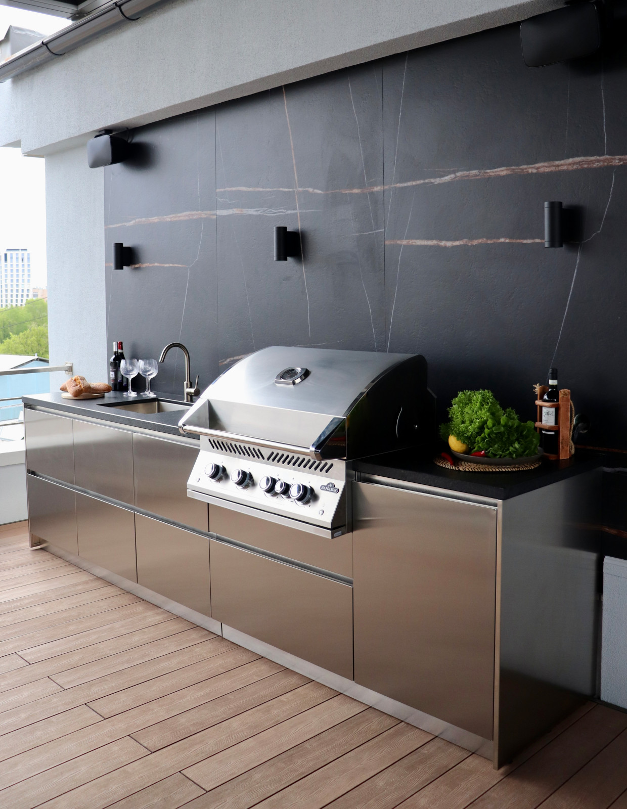 Зона барбекю на открытой террасе на крыше в Москве