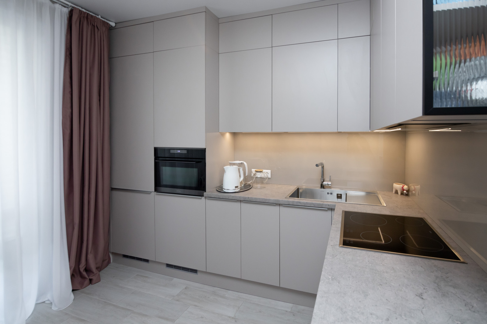 Современная угловая кухня в нежно-сером цвете