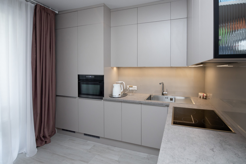 Современная угловая кухня в нежно-сером цвете