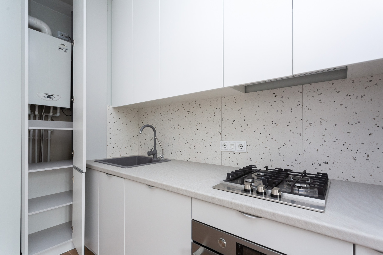 Матовая белая современная кухня