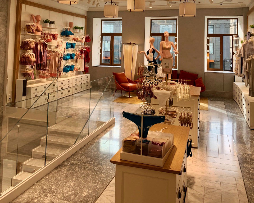 Лестница из стекла и металла