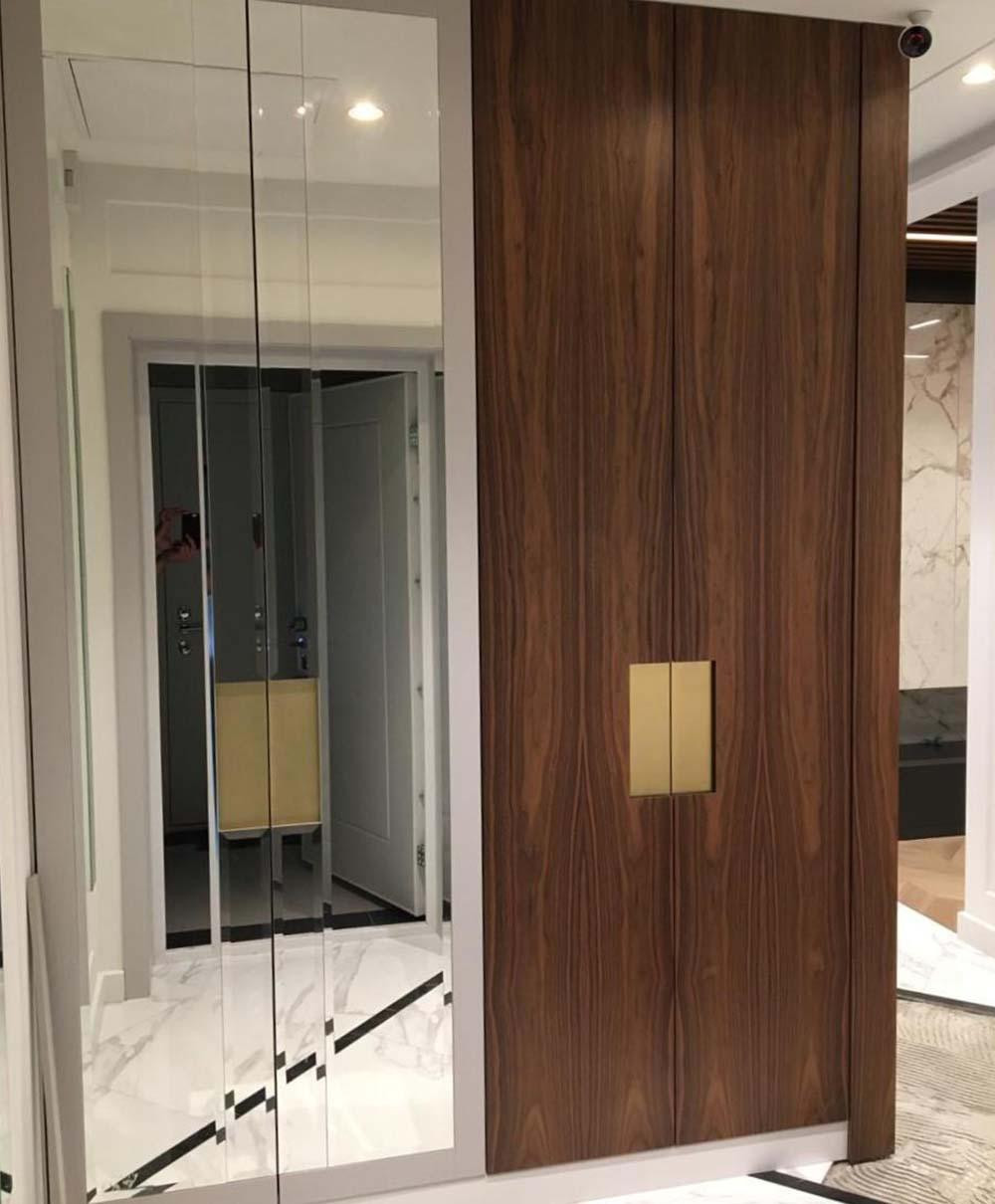 Шкаф из шпона американского ореха и зеркалами с фацетом