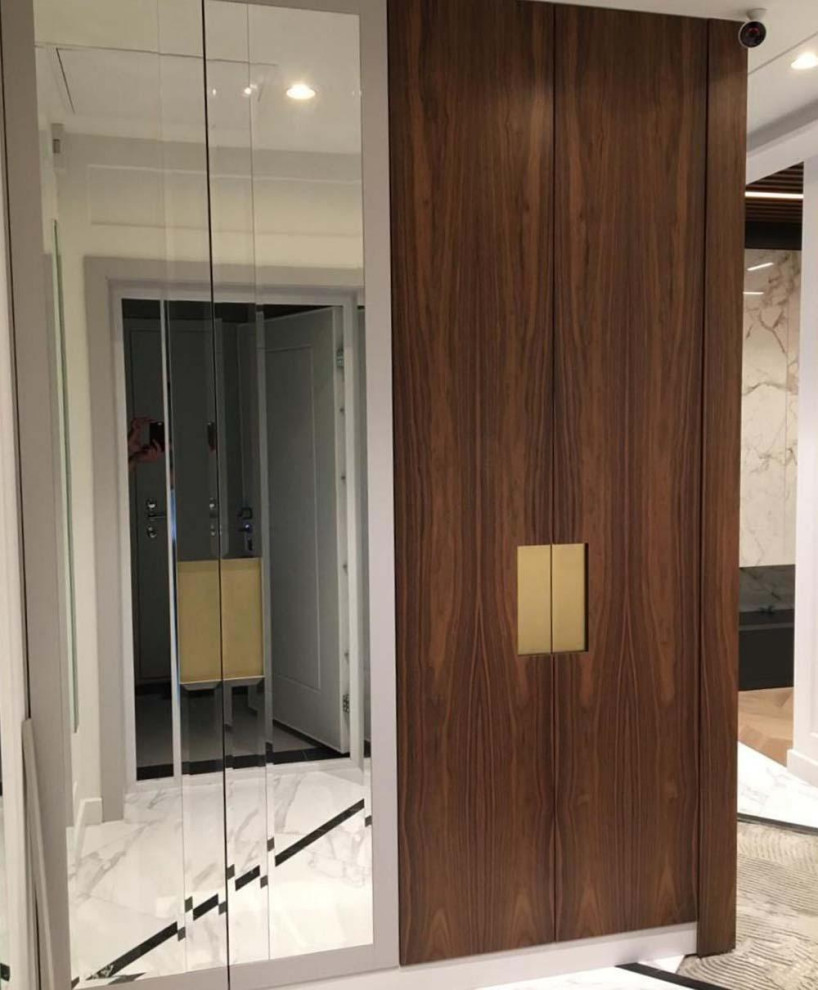 Шкаф из шпона американского ореха и зеркалами с фацетом