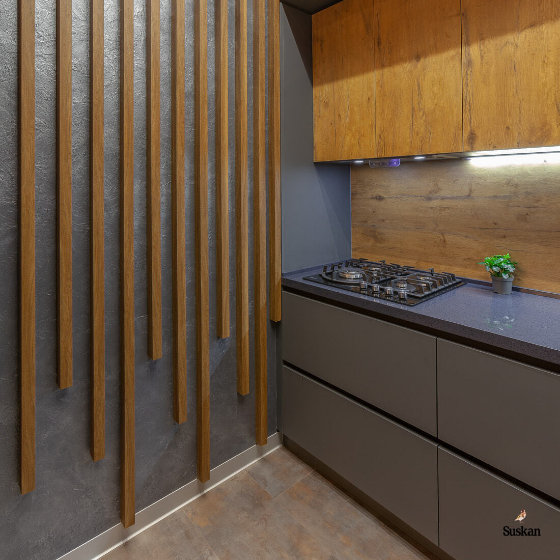 На фоне гарнитура Баффели