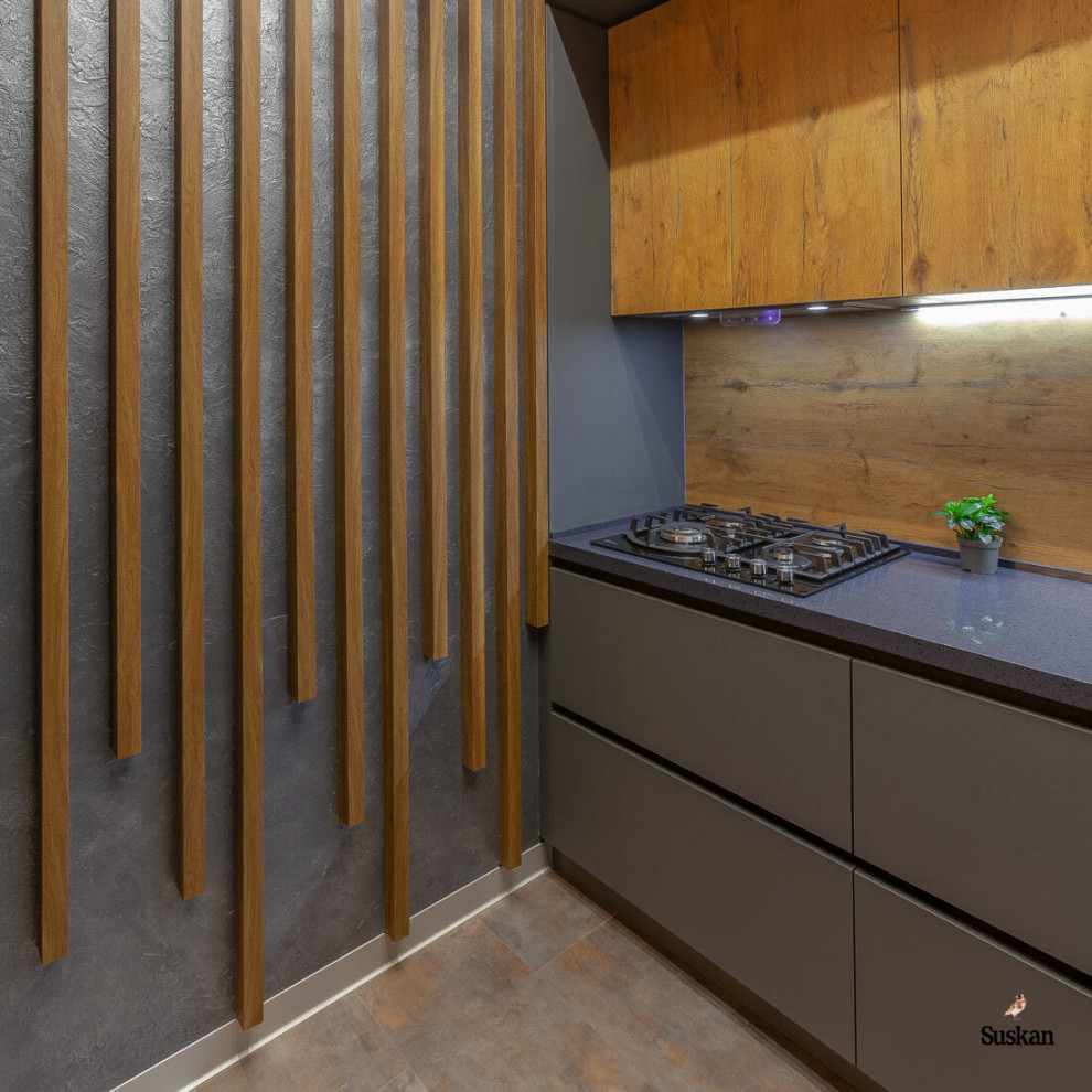 На фоне гарнитура Баффели