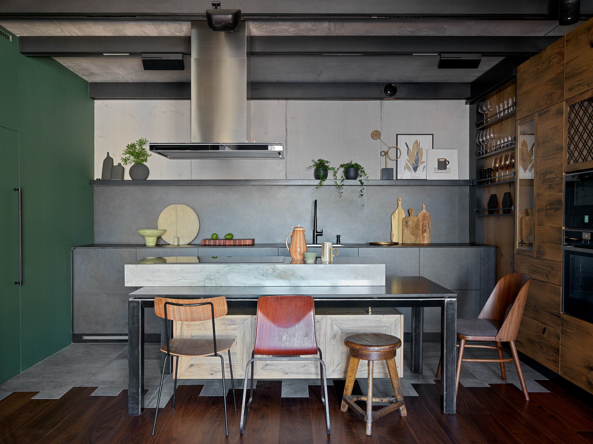 Houzz тур: Брутальная квартира с комнатой для коллекции гитар