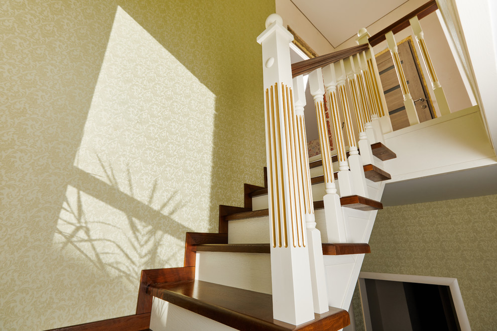 Лестница с резным подступенком