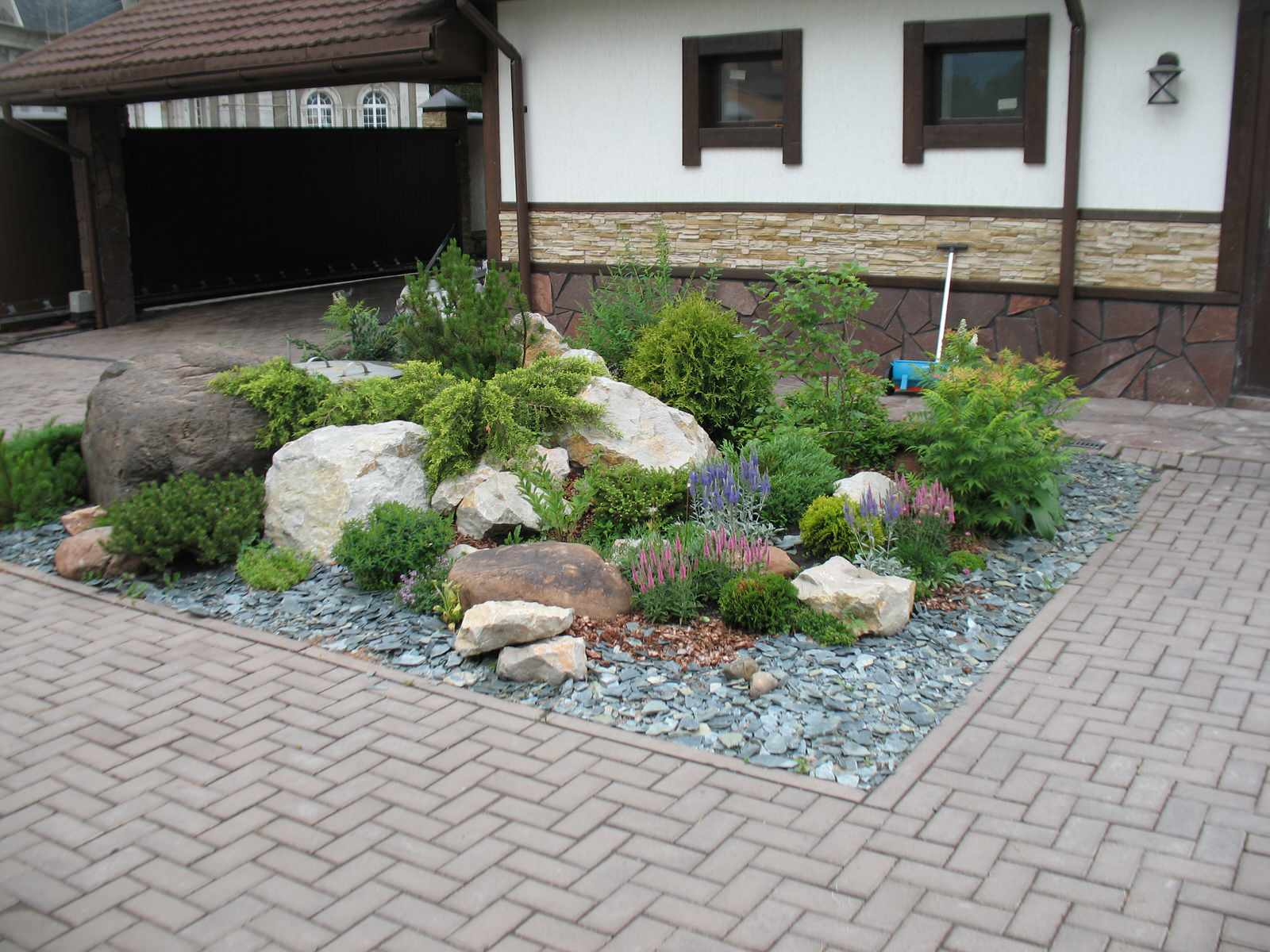 Декоративный загородный сад.