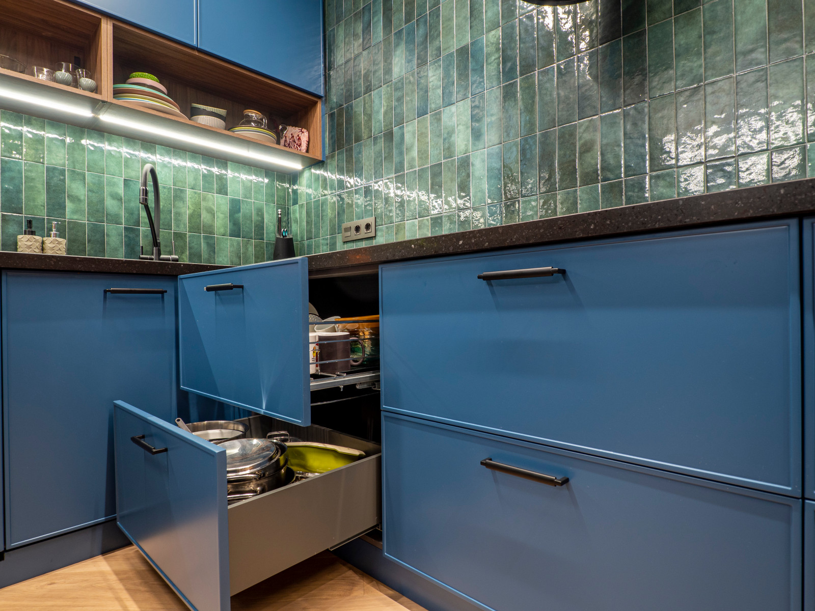 Кухня в современном стиле со встроенным аквариумом