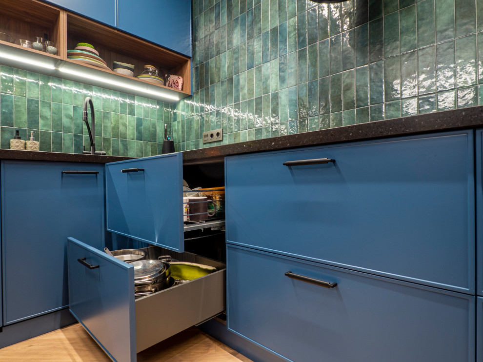 Кухня в современном стиле со встроенным аквариумом