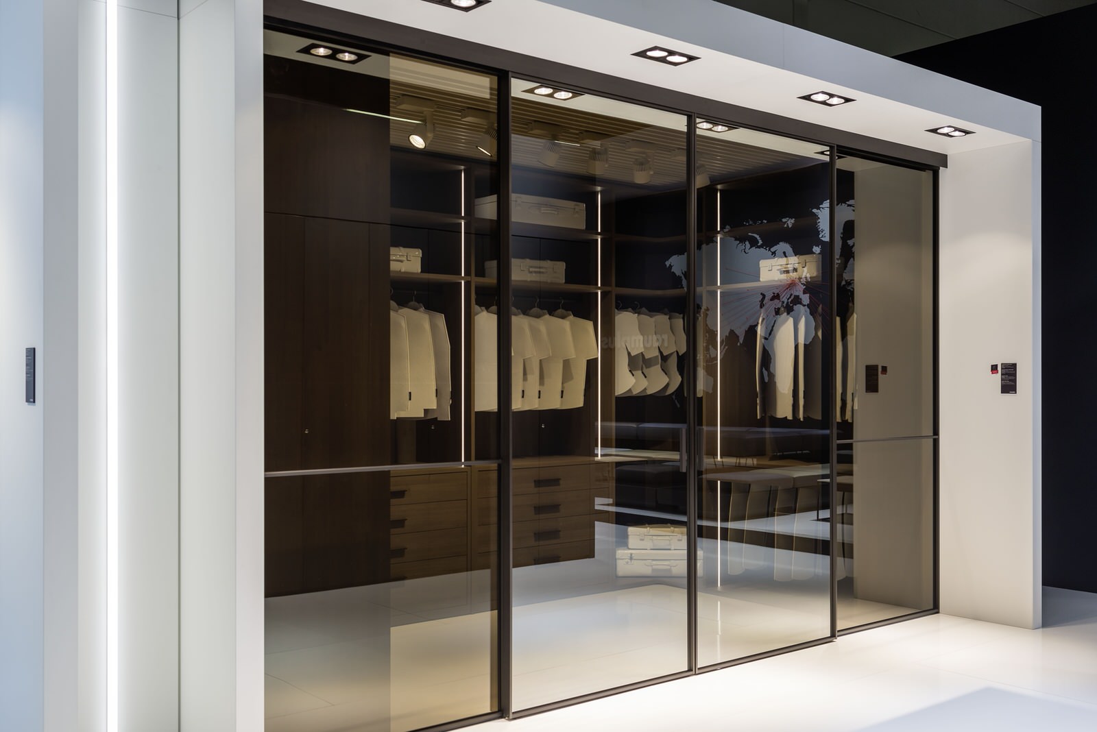 Раздвижные двери raumplus в темном профиле