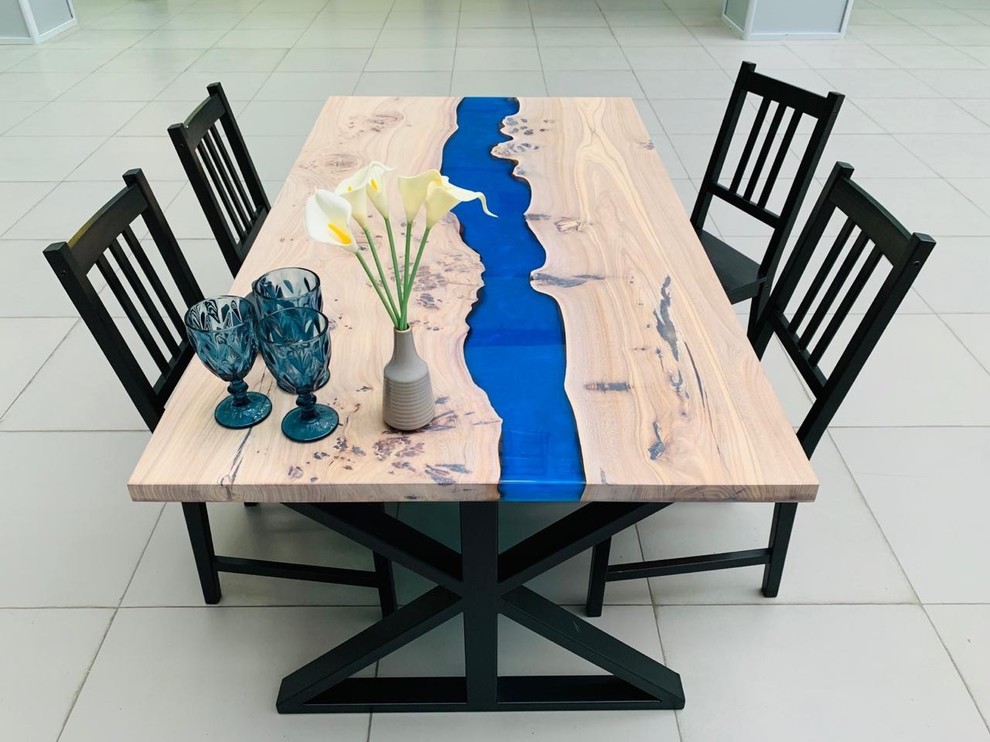 Обеденный стол из карагача с рекой цвета королевский синий