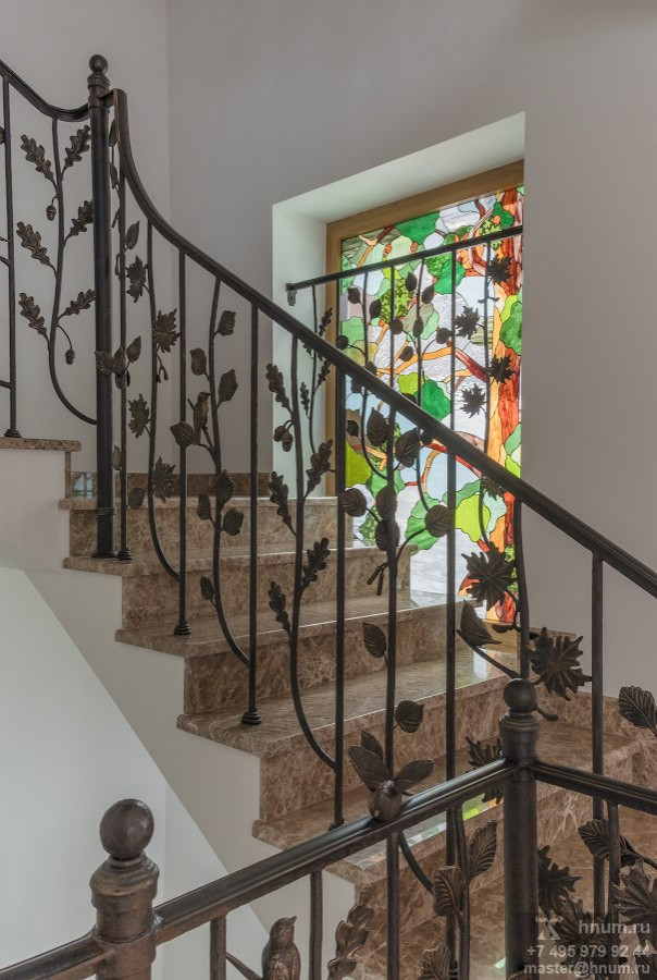 Фотосъёмка кованой лестницы и витражей в загородном доме
