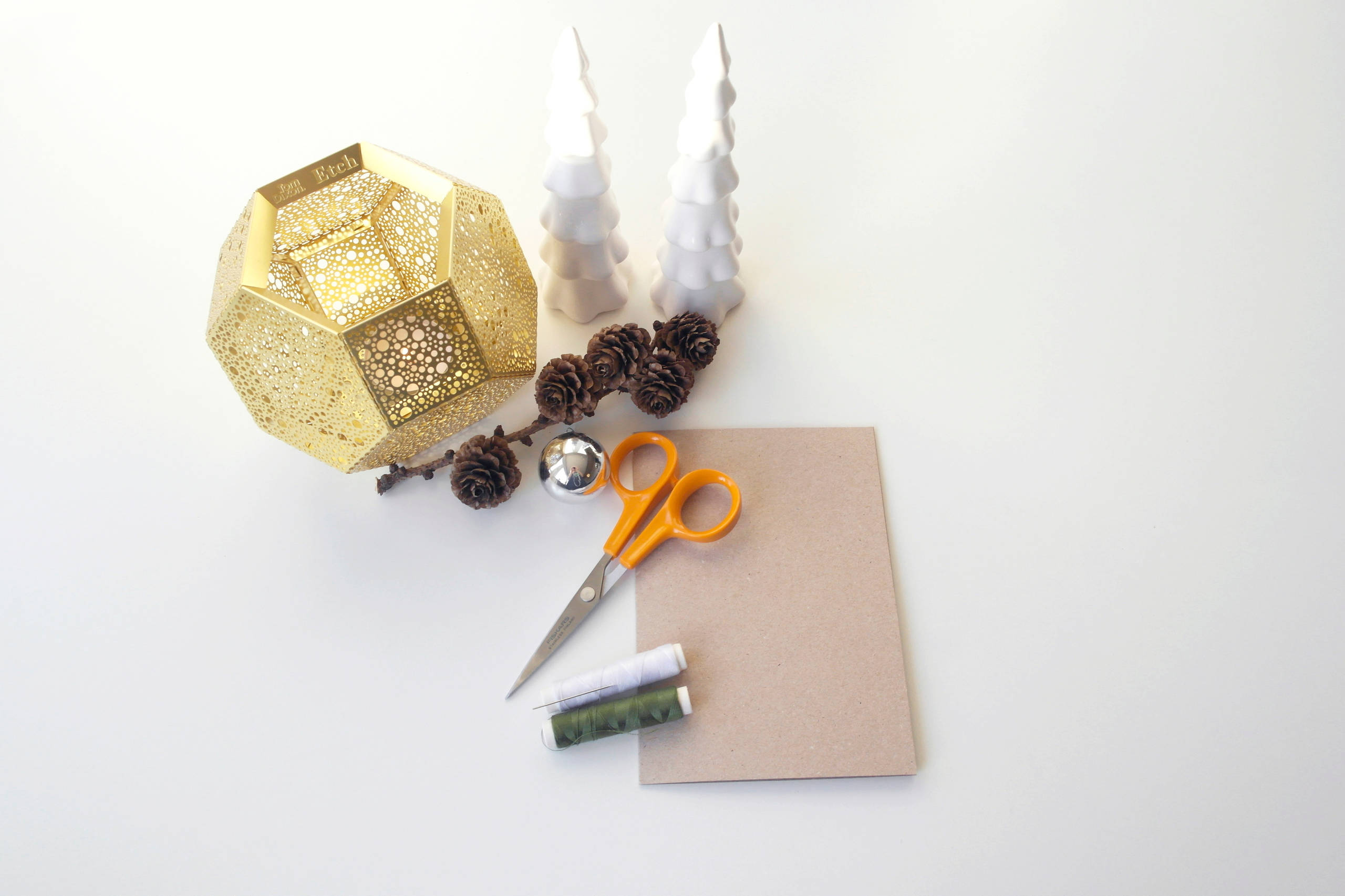 Своими руками: Делаем новогоднюю открытку с вышитой елочкой