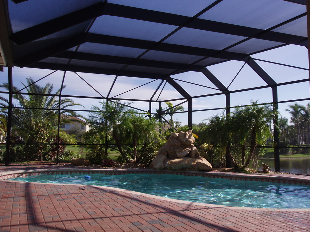 Вольер с навесом из поикарбоната для бассейна и патио