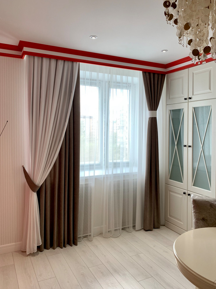 Шторы в яркой гостиной