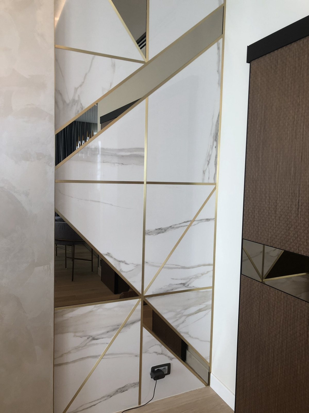 Зеркальное панно на кухне