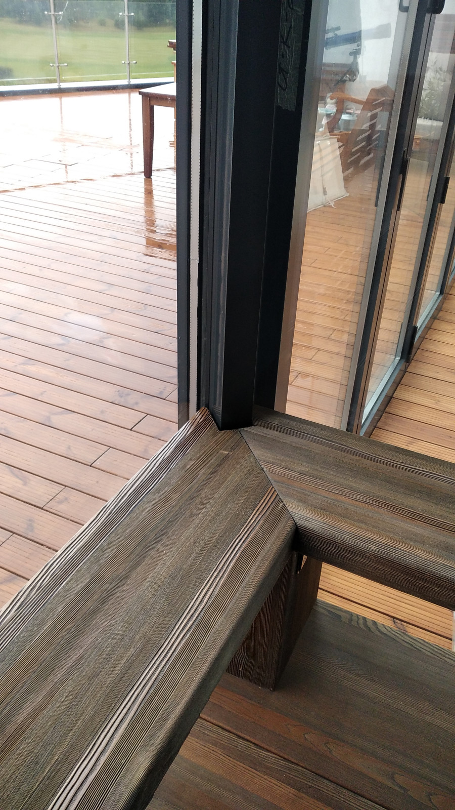 Брашированная лиственница в отделке дома