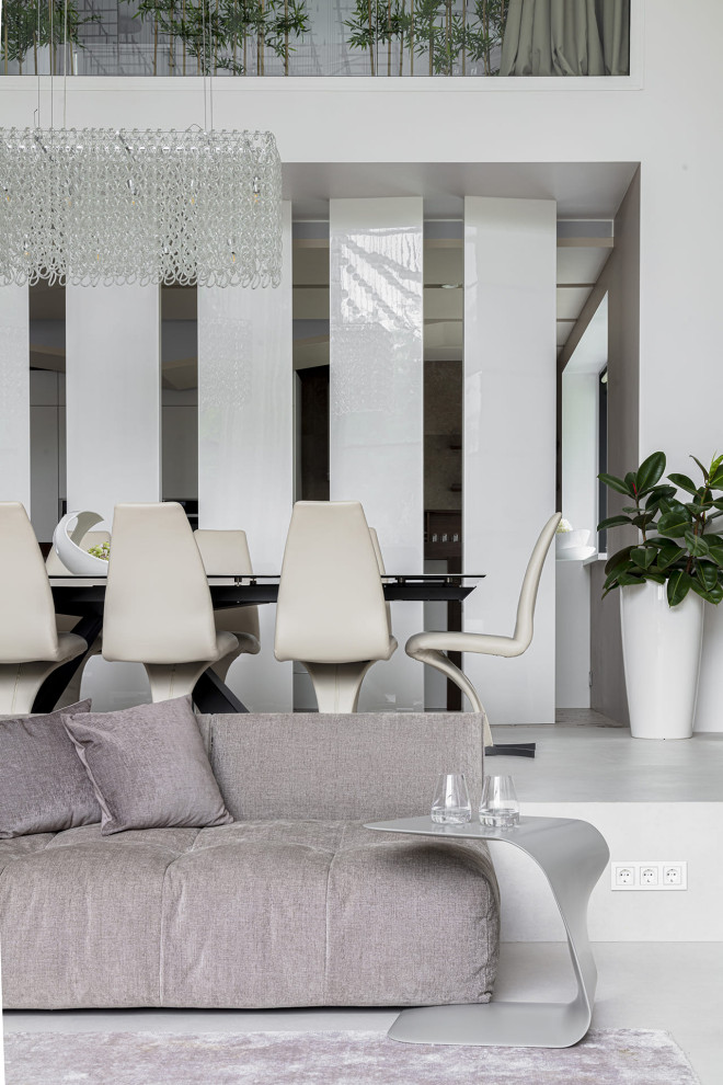 Большой красивый белый дом