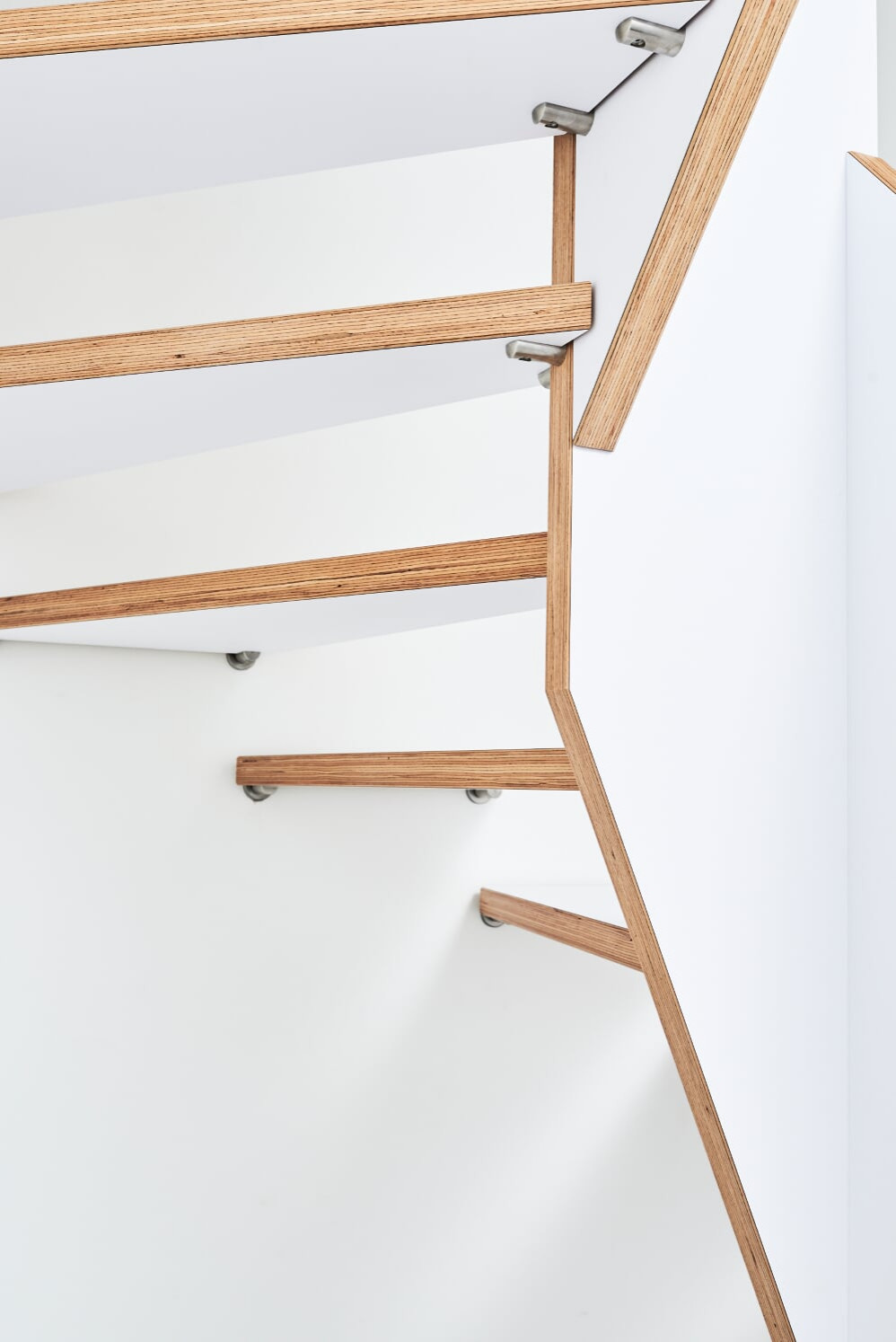 Больцевая лестница из панели BauBuche с белой матовой поверхностью