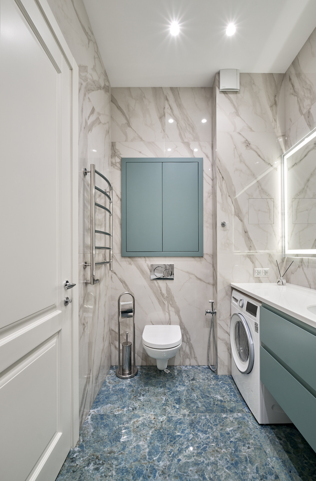 Двери Кантри в светлом интерьере