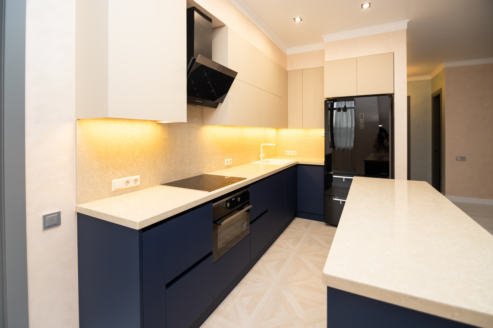 Бело-синяя кухня в современном стиле