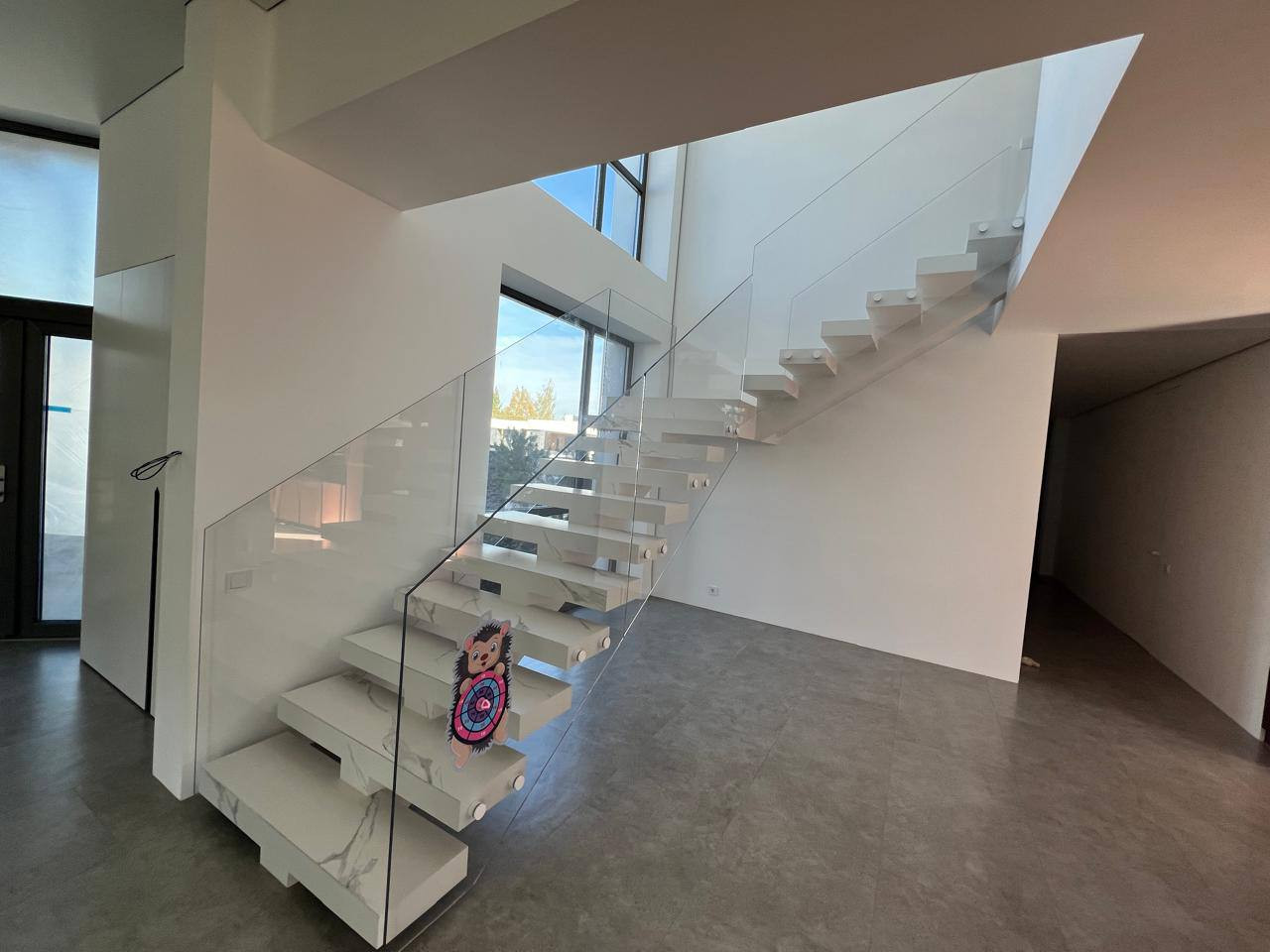 Обложка проекта: КП Райт Вилладж. Стеклянное ограждение лестницы