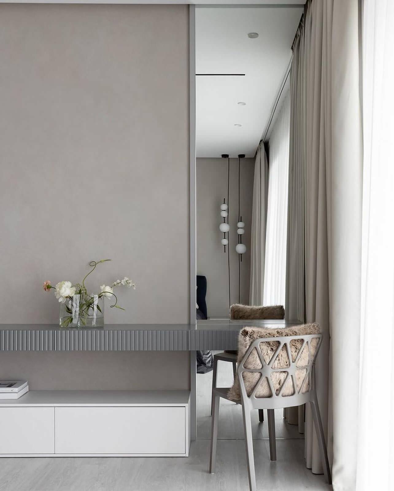 Интерьер дома с черно-белыми акцетами