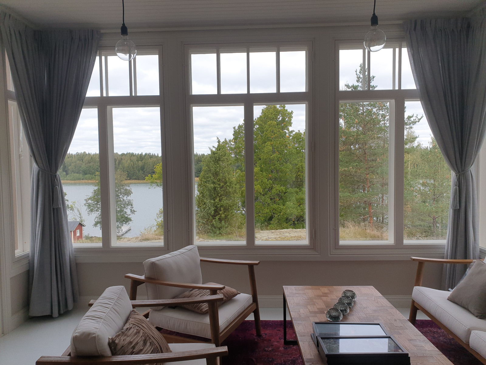 Загородный дом у озера