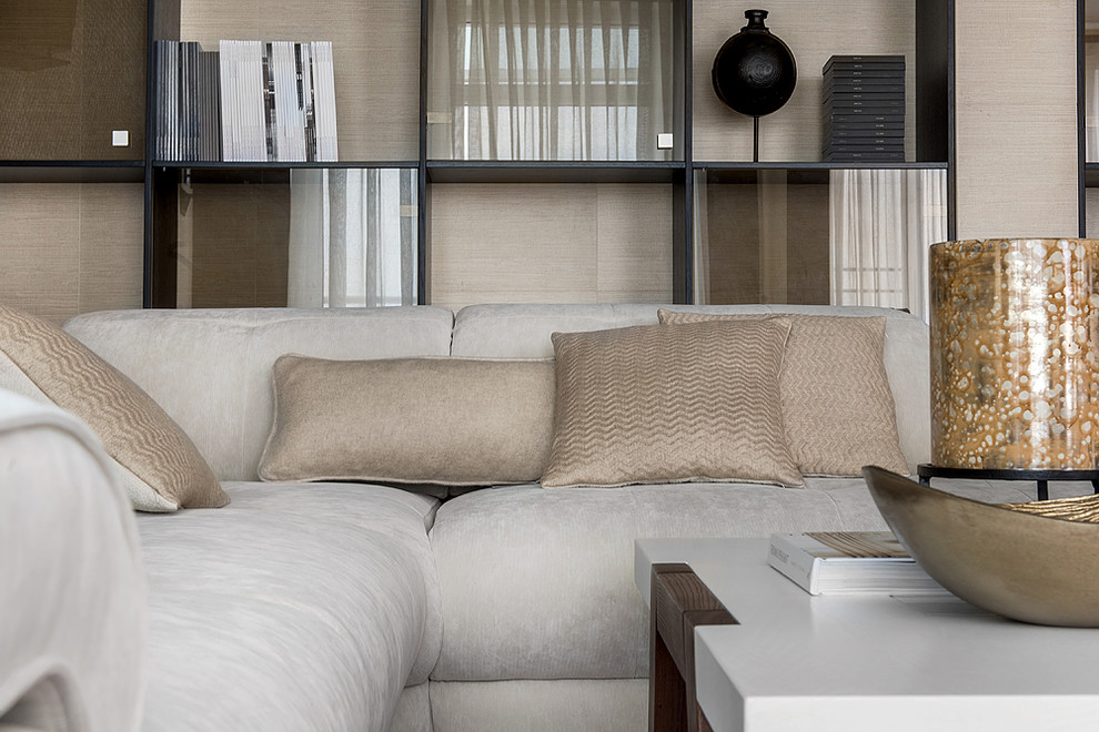 Современная квартира в Санкт-Петербурге с видом на озеро.