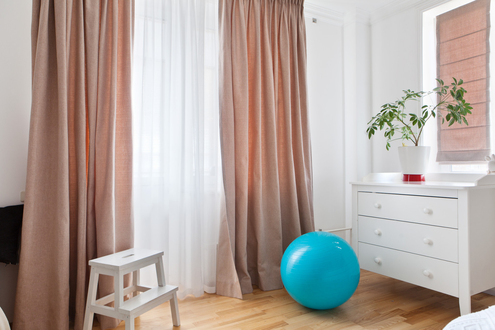 Шторы из рогожки для белой спальни